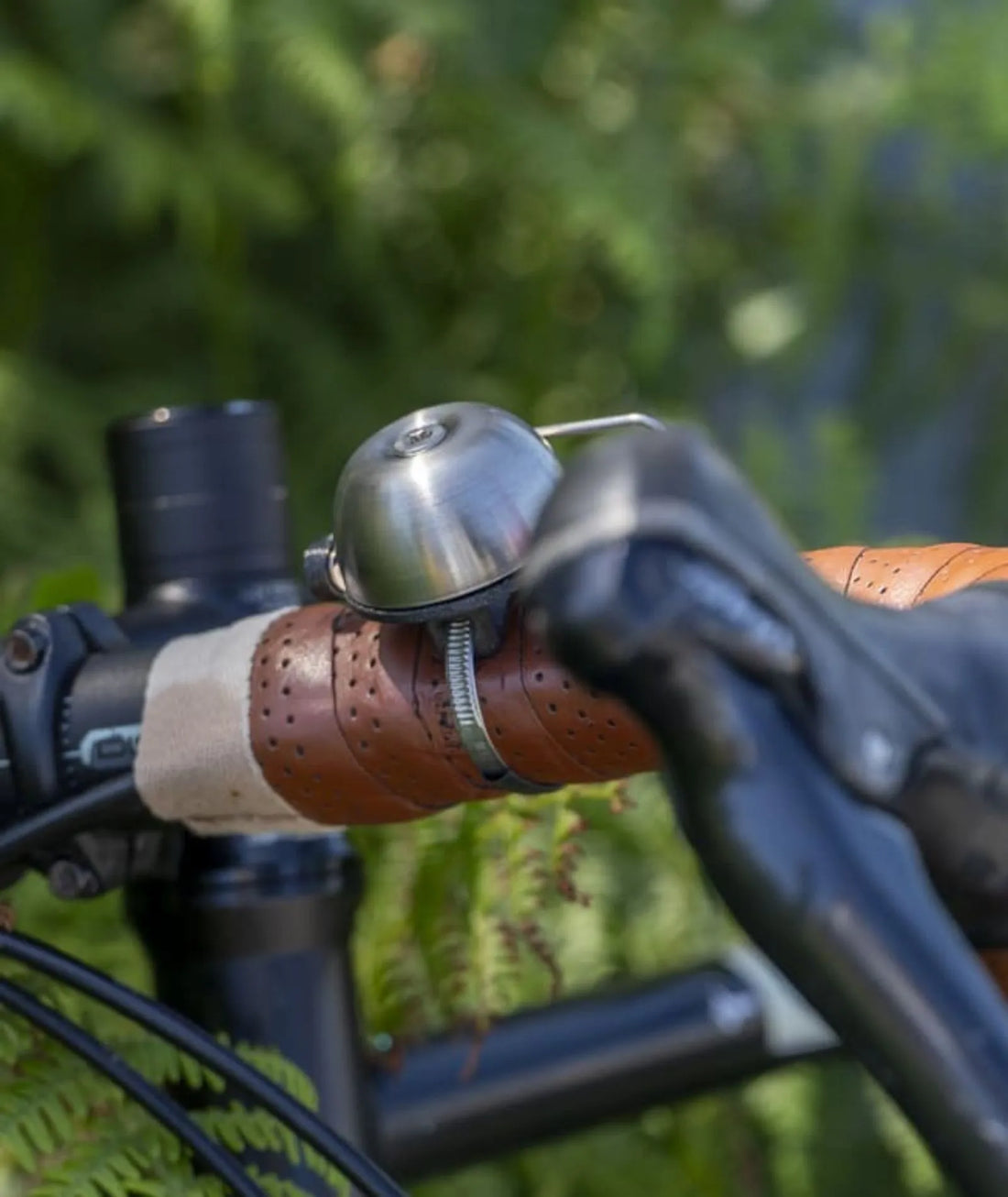 Sonnette de vélo artisanale La Timbrée montée sur guidon cuir - Déraille